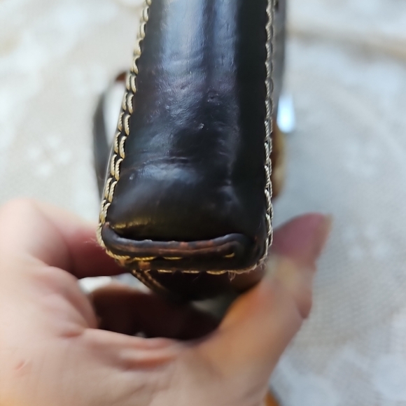 Hand Tooled Leather Crossbody With Shell Face Engraved in Front of Bag. Brown le - Picture 8 of 16